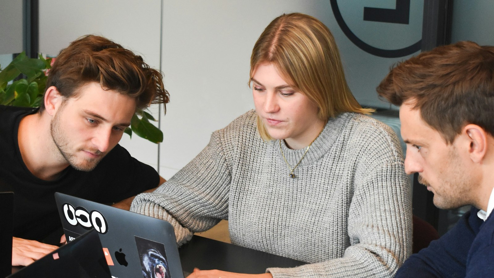 Kollegor som planerar automation i Hubspot