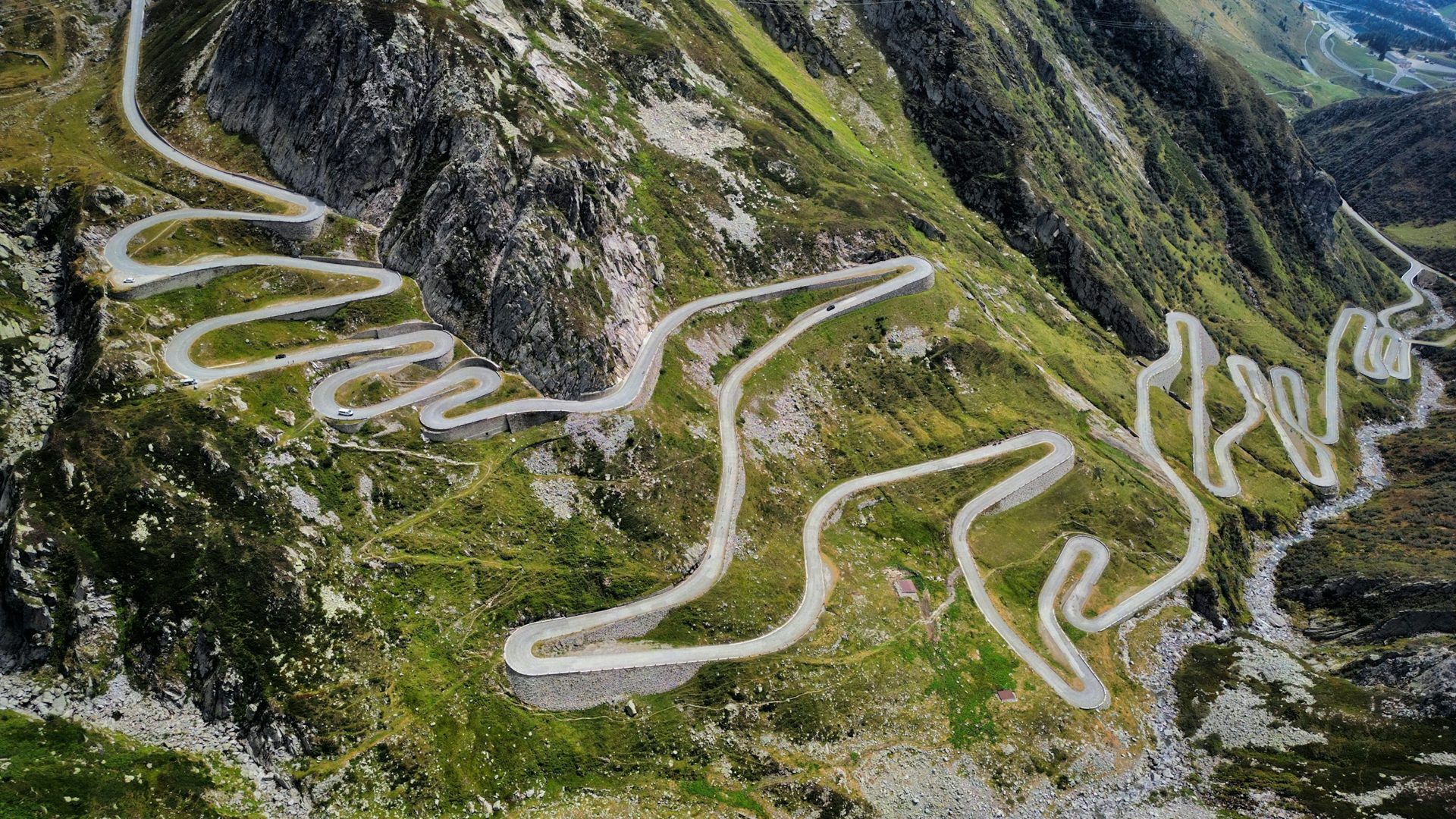 Slingrande bergsväg med många kurvor uppåt